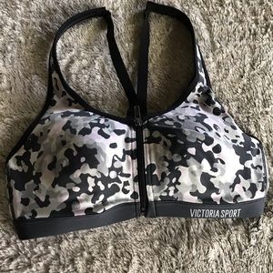 Victoria Sport front zip bra
